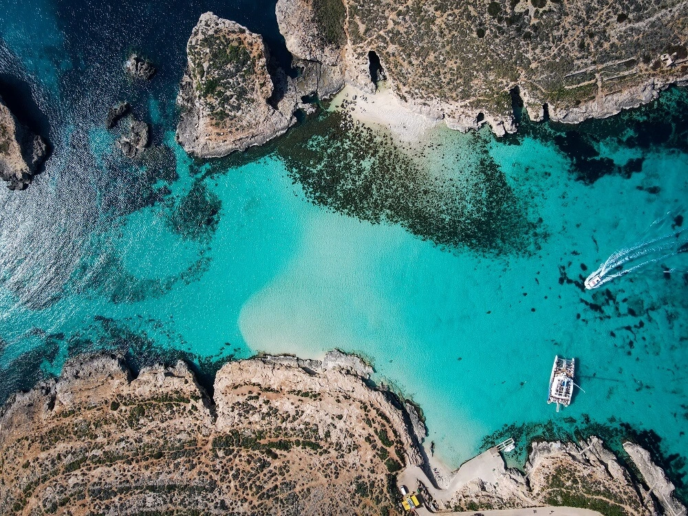 Menikmati Keindahan Pulau Tersembunyi Comino Malta